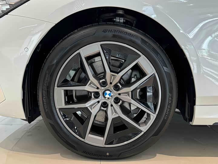 Фото 14 - BMW 5 Series