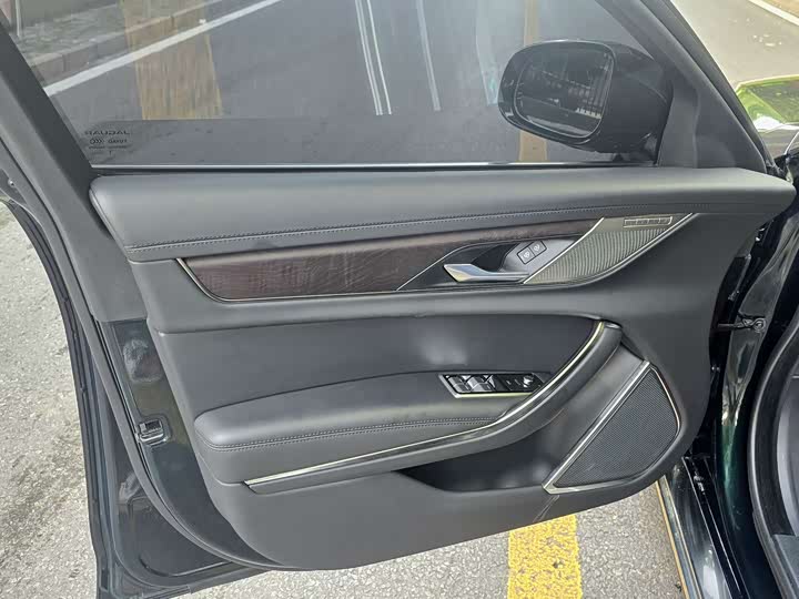 Фото 14 - Jaguar XF L