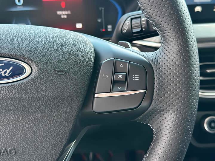 Фото 11 - Ford Focus Active