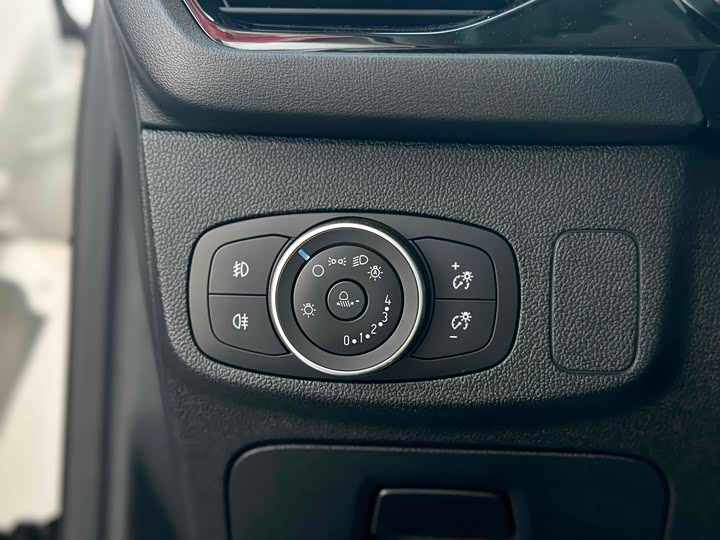 Фото 14 - Ford Focus Active