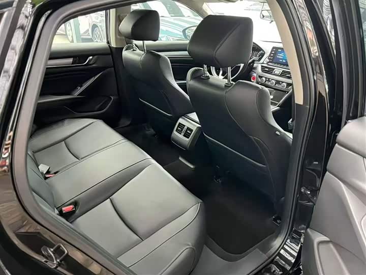 Фото 14 - Honda Accord