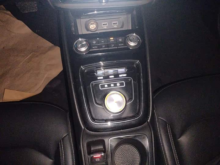 Фото 14 - Roewe Ei5