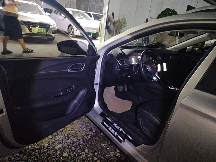 Фото 16 - Roewe Ei5