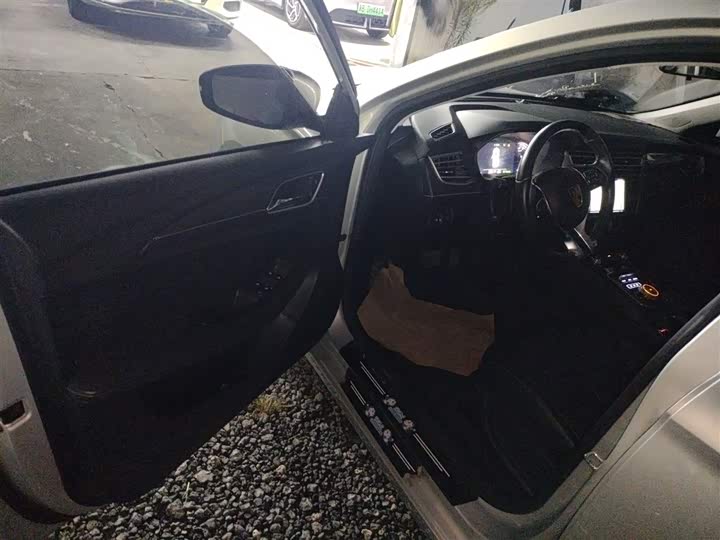 Фото 28 - Roewe Ei5