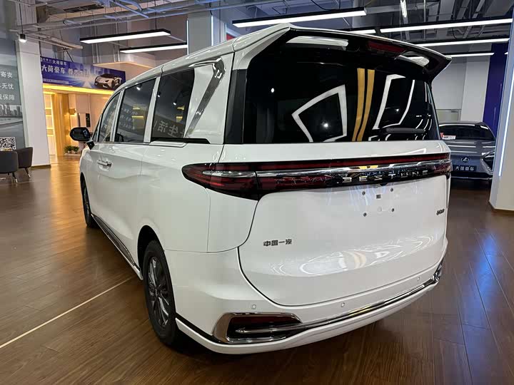 Фото 14 - Bestune M9