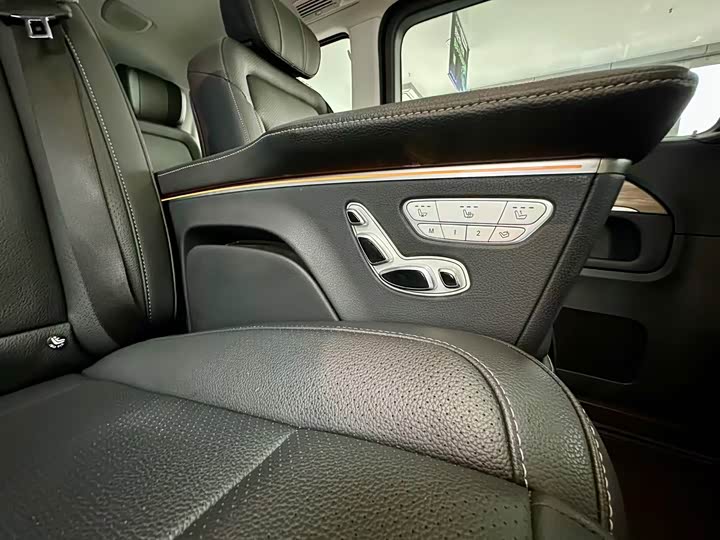 Фото 13 - Mercedes-Benz V-Class