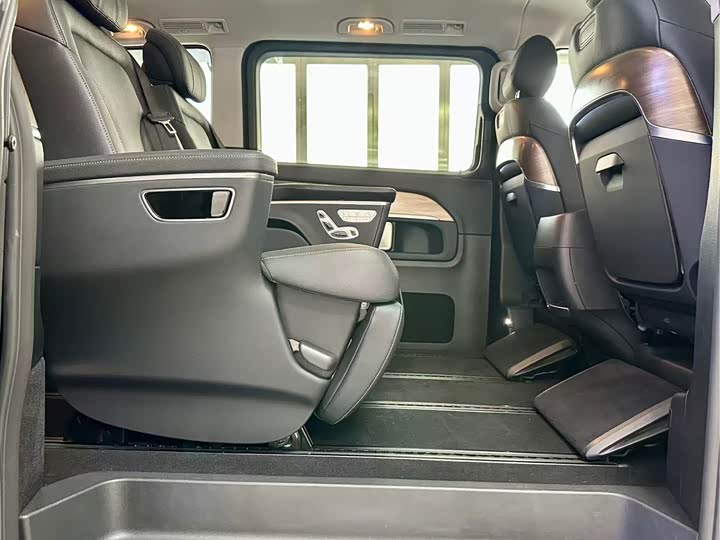 Фото 14 - Mercedes-Benz V-Class