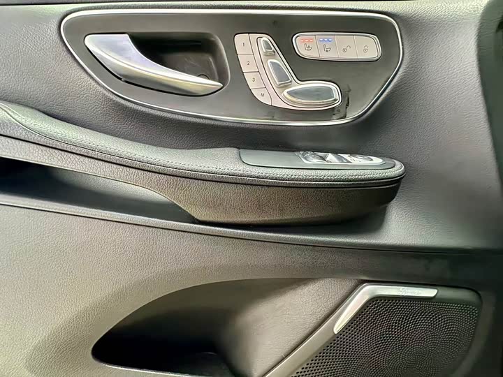 Фото 15 - Mercedes-Benz V-Class