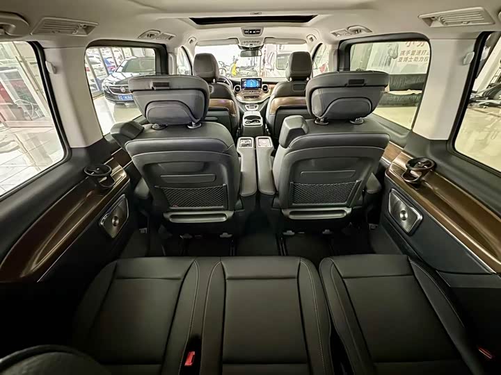 Фото 18 - Mercedes-Benz V-Class