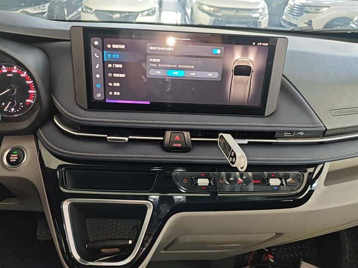 Фото 13 - Maxus V70