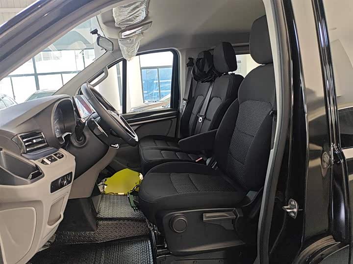 Фото 15 - Maxus V70