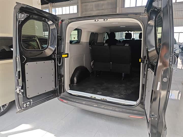 Фото 19 - Maxus V70