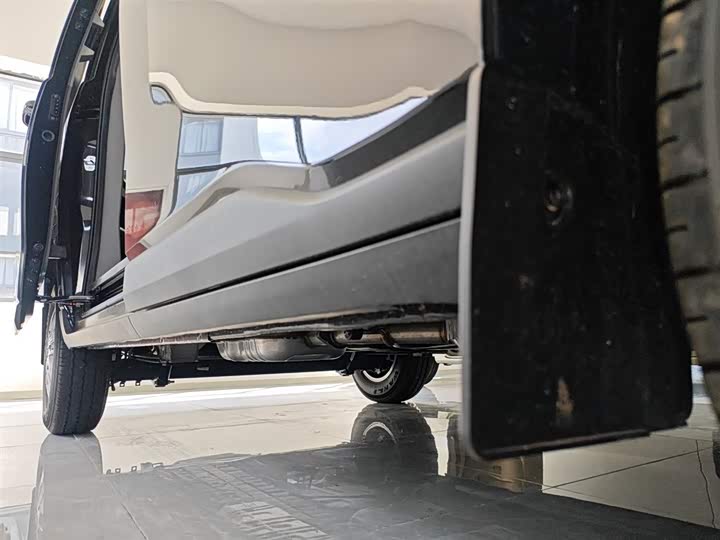 Фото 21 - Maxus V70