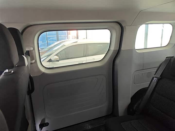 Фото 27 - Maxus V70