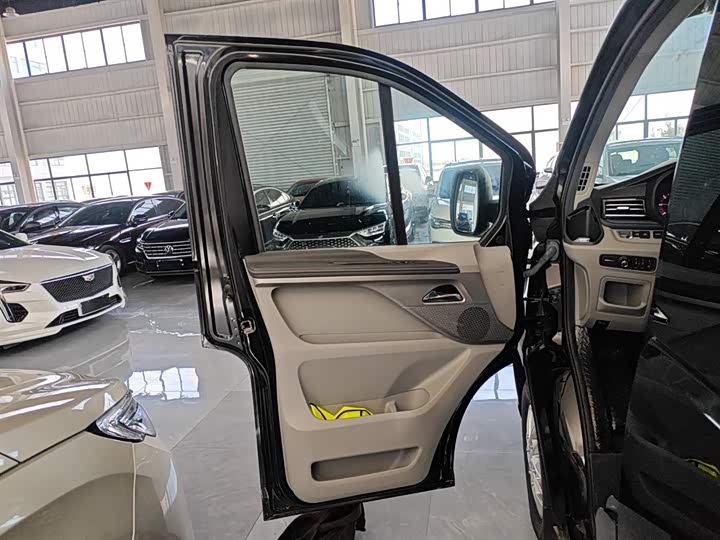 Фото 28 - Maxus V70