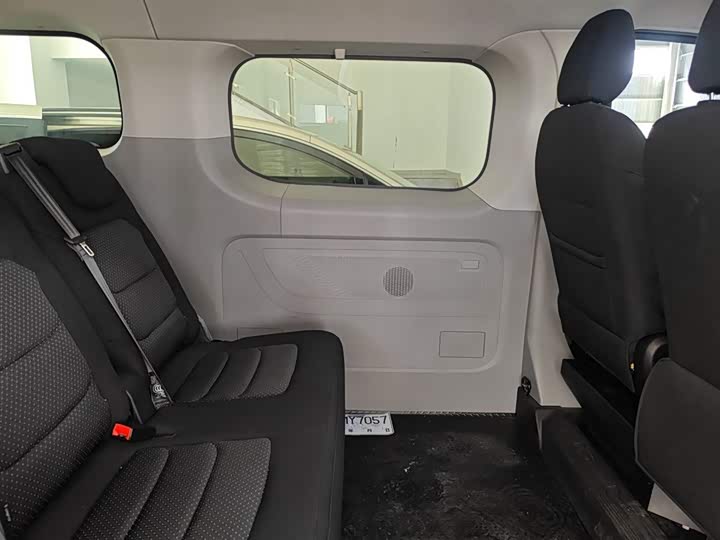 Фото 29 - Maxus V70