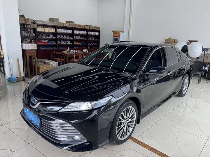 Фото 1 - Toyota Camry