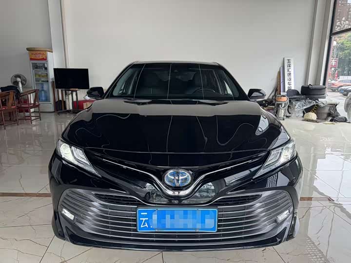 Фото 2 - Toyota Camry