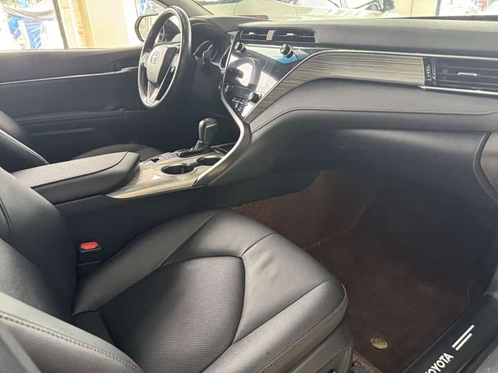 Фото 6 - Toyota Camry