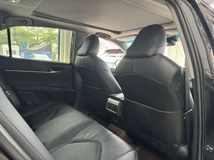 Фото 8 - Toyota Camry