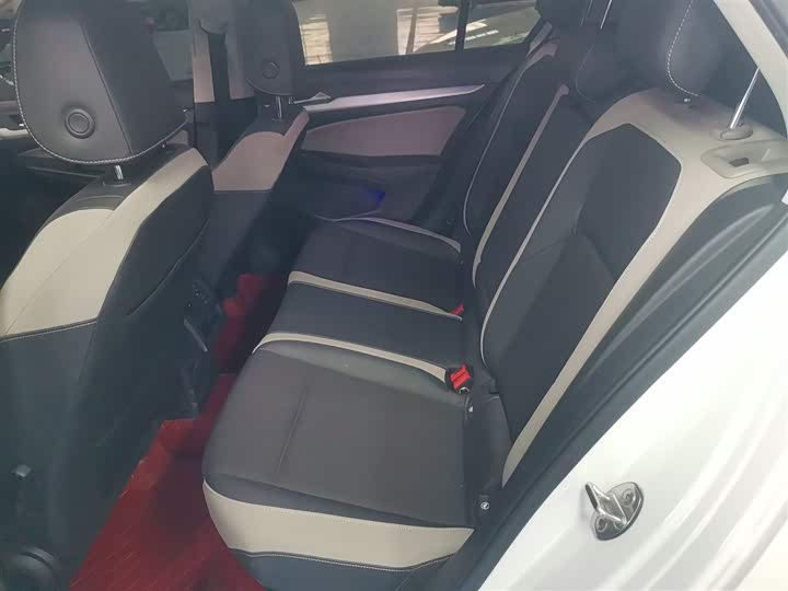 Фото 17 - Volkswagen Golf