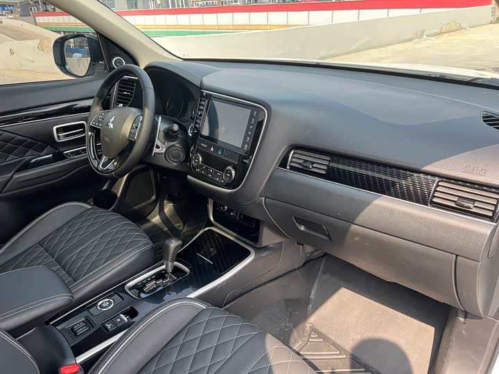 Фото 10 - Mitsubishi Outlander