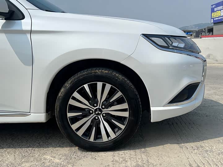 Фото 12 - Mitsubishi Outlander