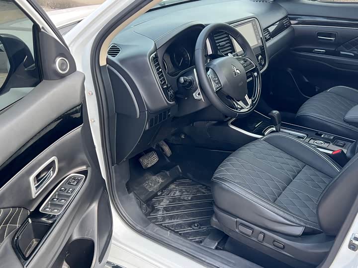 Фото 7 - Mitsubishi Outlander