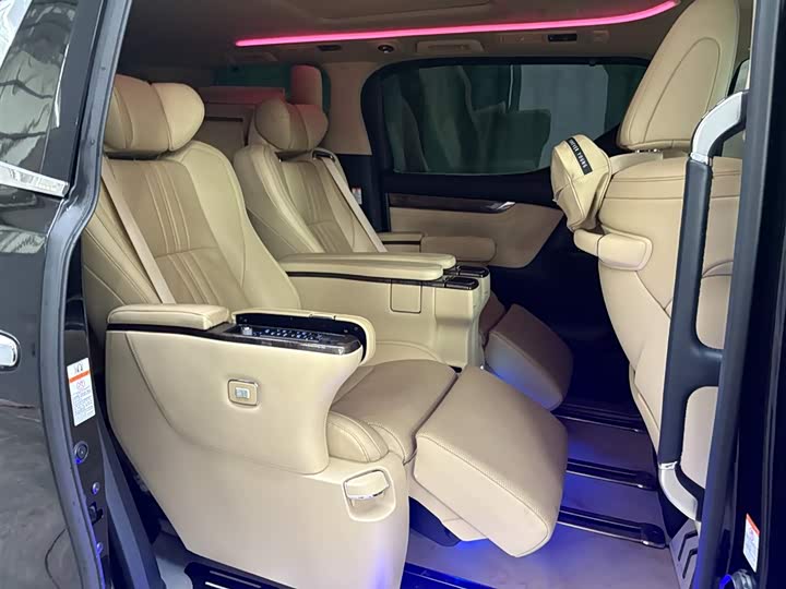 Фото 7 - Toyota Vellfire