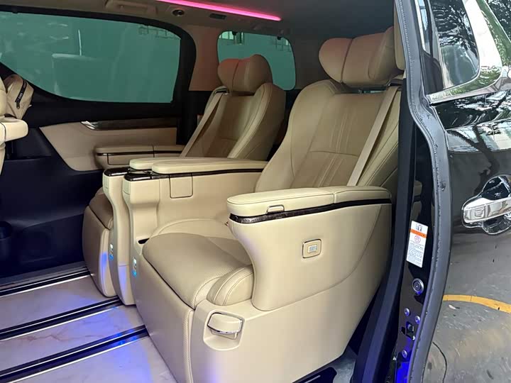 Фото 8 - Toyota Vellfire