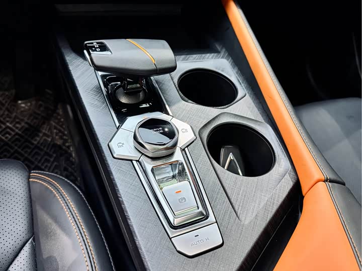 Фото 15 - Changan UNI-V Hybrid