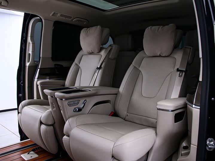 Фото 13 - Mercedes-Benz V-Class