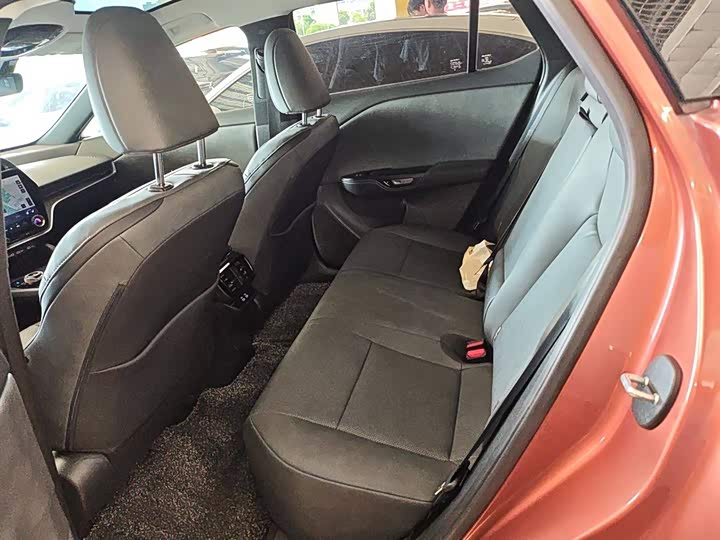 Фото 17 - Lexus RZ