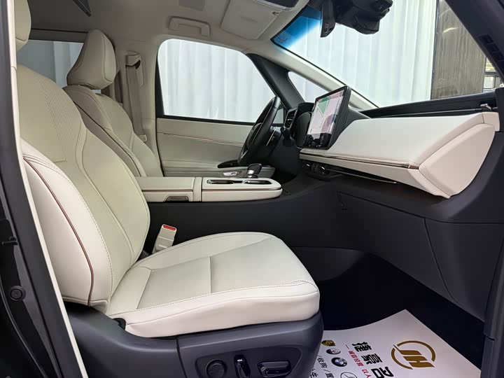 Фото 10 - Lexus LM