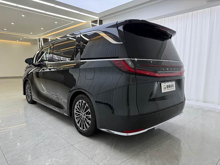 Фото 16 - Lexus LM