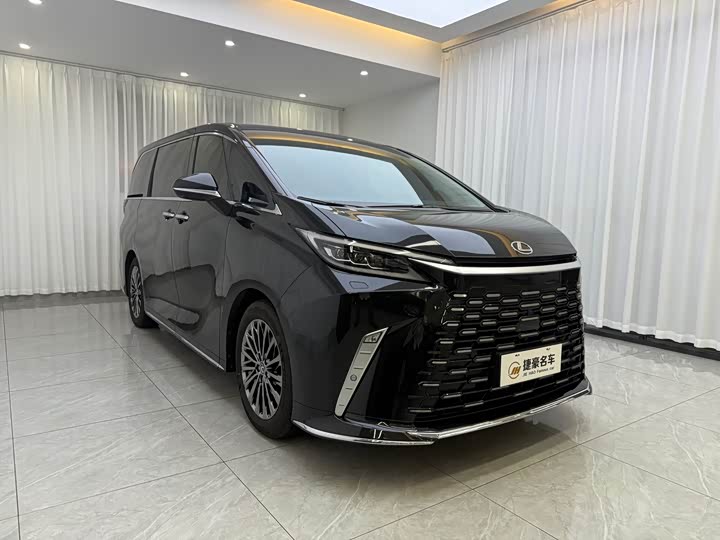 Фото 3 - Lexus LM