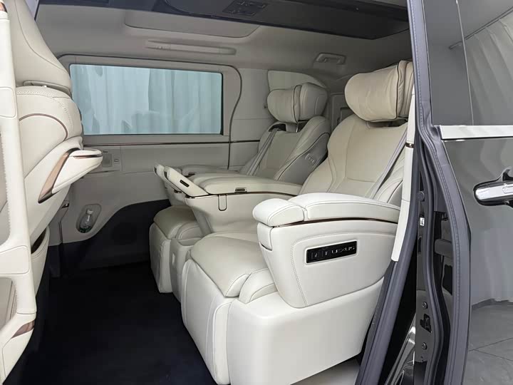 Фото 7 - Lexus LM