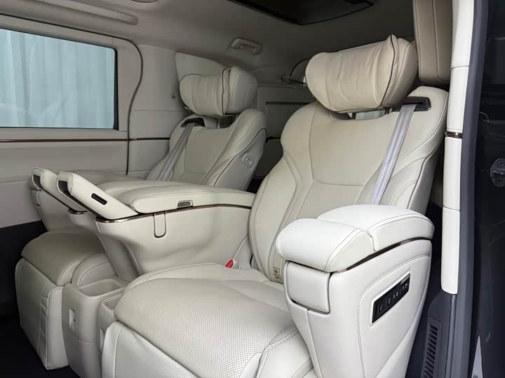 Фото 8 - Lexus LM