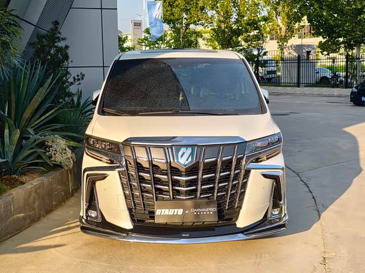 Фото 1 - Toyota Alphard