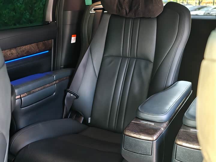 Фото 10 - Toyota Alphard