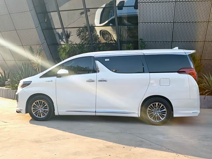 Фото 4 - Toyota Alphard