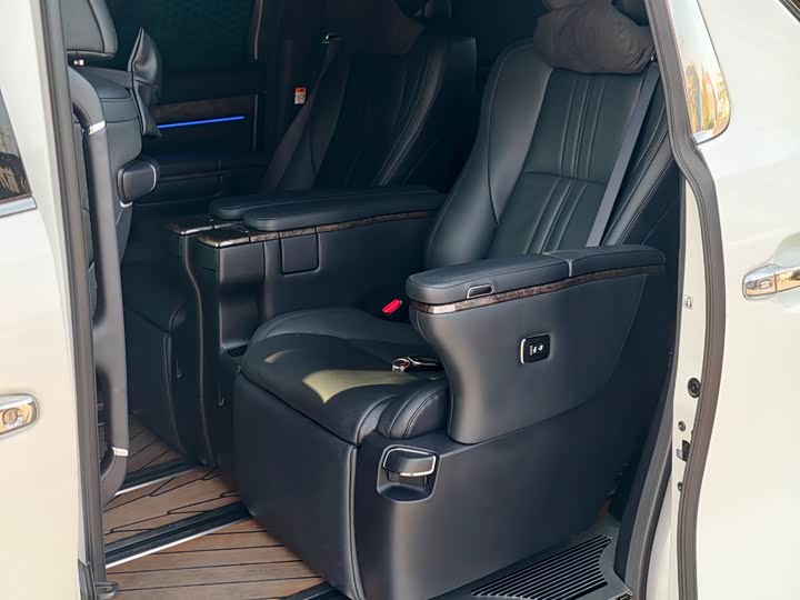 Фото 7 - Toyota Alphard