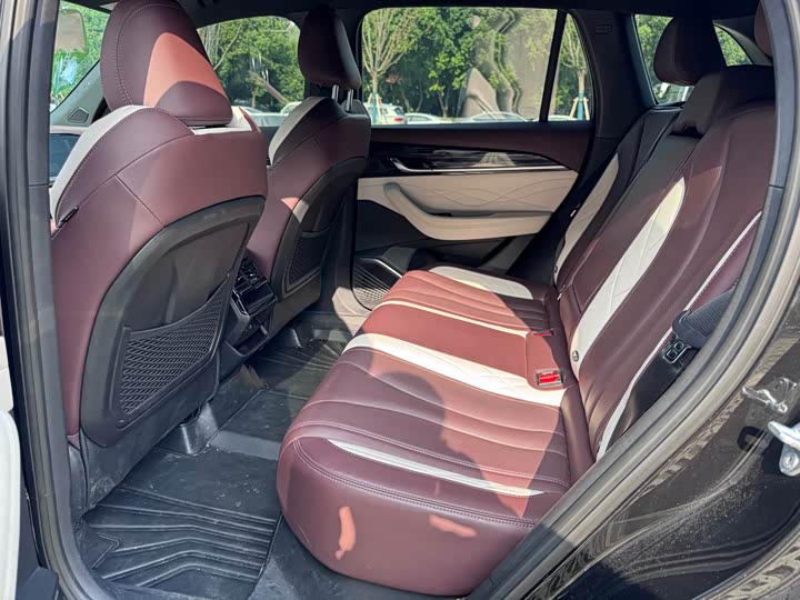 Фото 8 - Geely Monjaro