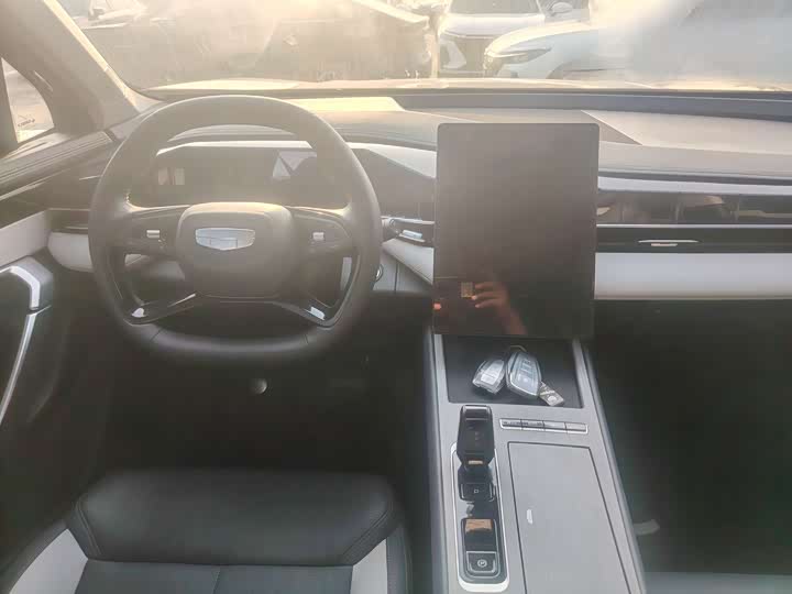 Фото 6 - Geely Atlas L