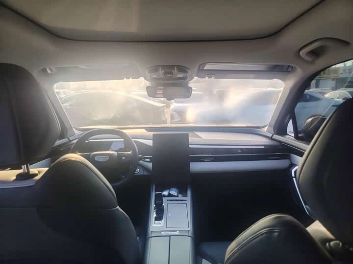 Фото 7 - Geely Atlas L