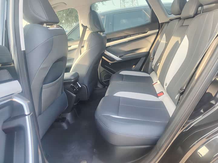 Фото 8 - Geely Atlas L