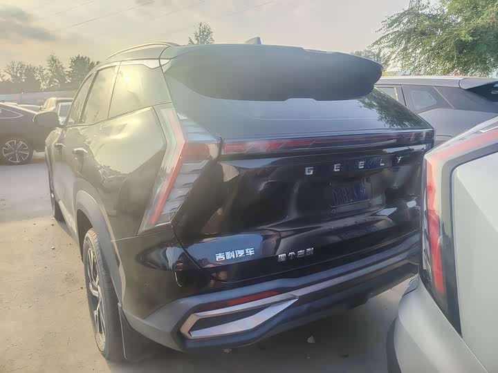 Фото 9 - Geely Atlas L