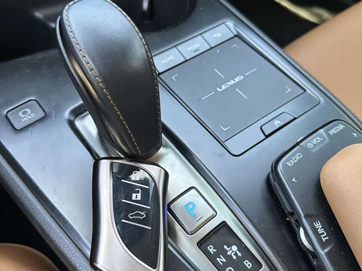 Фото 12 - Lexus UX Hybrid