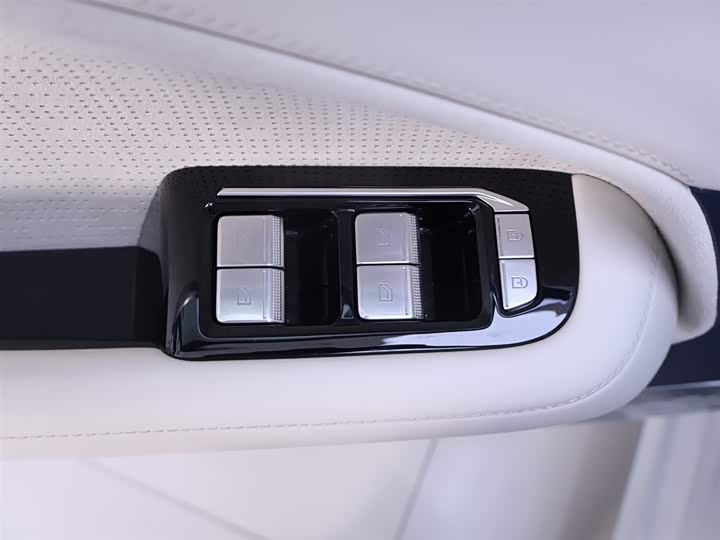 Фото 17 - Zeekr 009