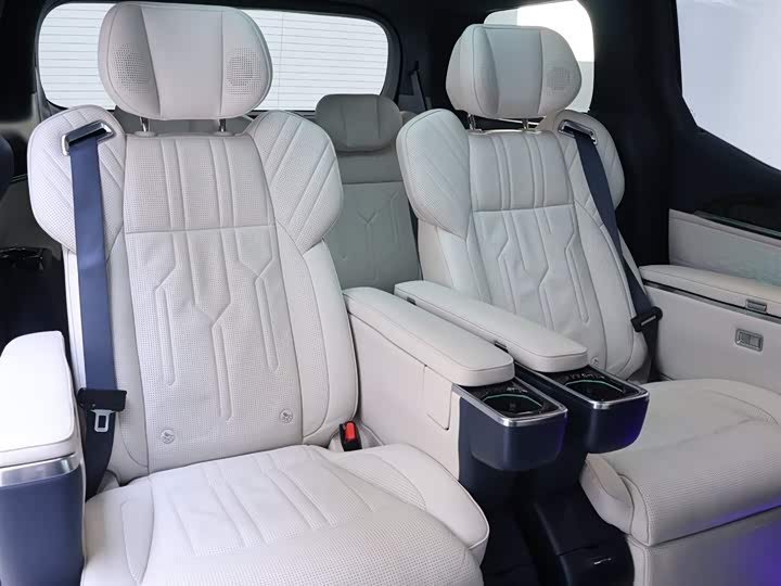 Фото 22 - Zeekr 009